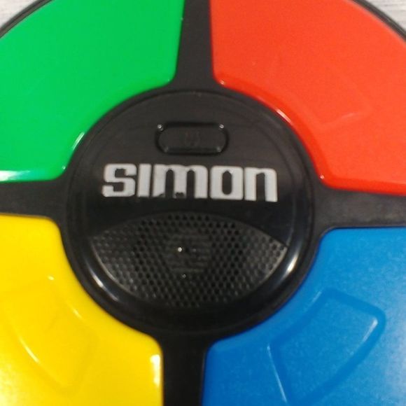 Simon Says Electronic Game Hasbro 2019 Classic Toy - Picture 2 of 8